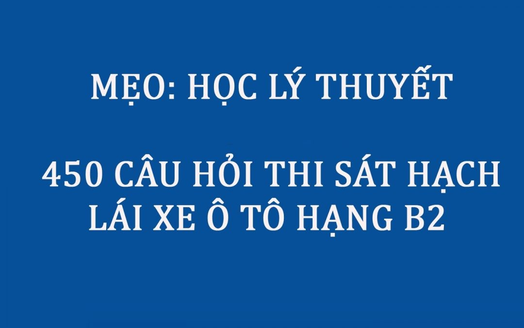 Người đang ôn luyện mẹo thi lý thuyết lái xe ô tô B2 trên máy tính.