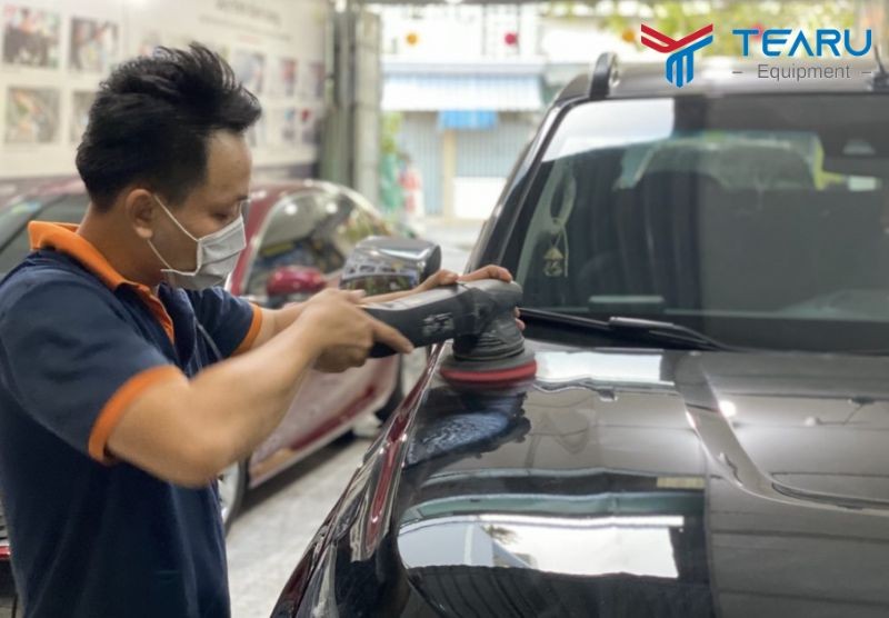 Quy trình đánh bóng xe ô tô với máy móc chuyên dụng