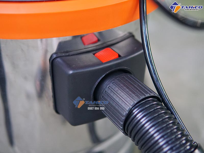 Điểm kết nối ống hút và ống phun hóa chất trên máy giặt thảm