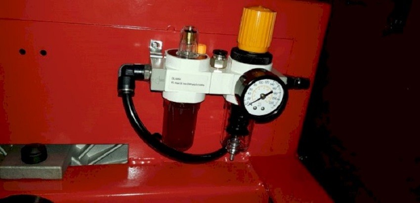 Máy ra vào lốp Rotaly RY-822 thao tác tiện lợi trên nhiều cỡ lốp xe ô tô tải nhỏ