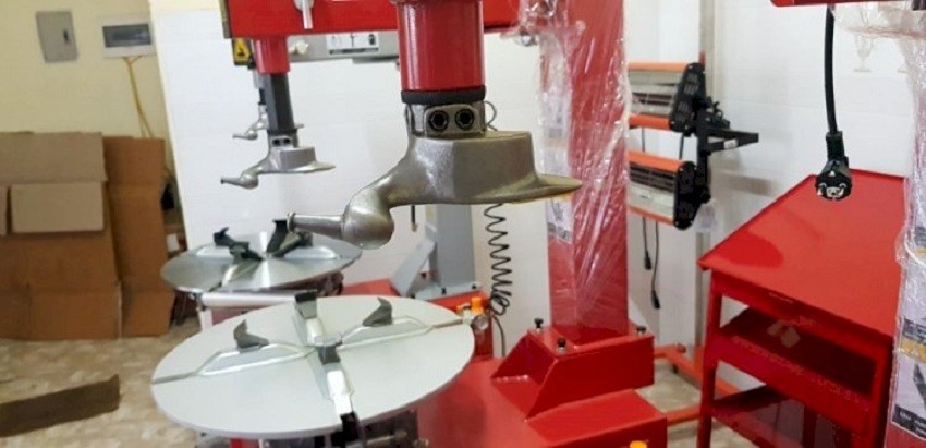 Thông số kỹ thuật chi tiết máy ra vào lốp xe ô tô tải nhỏ Rotaly RY-822
