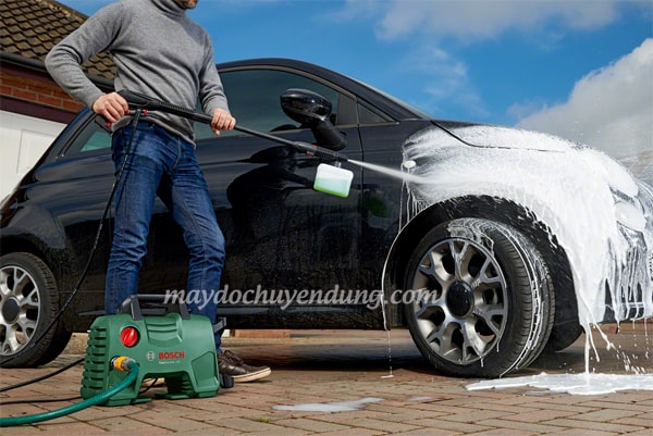 máy rửa xe ô tô của đức Bosch AQT 120 phun xịt mạnh mẽ