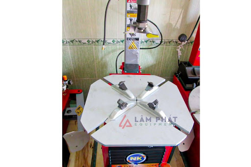 Cận cảnh bộ kẹp larăng của máy tháo vỏ xe ô tô tải NK NK520E