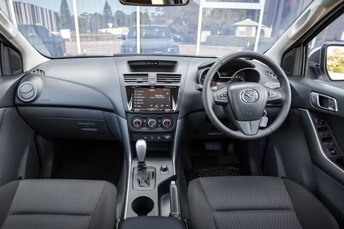 Khoang nội thất rộng rãi của Mazda BT-50 2021