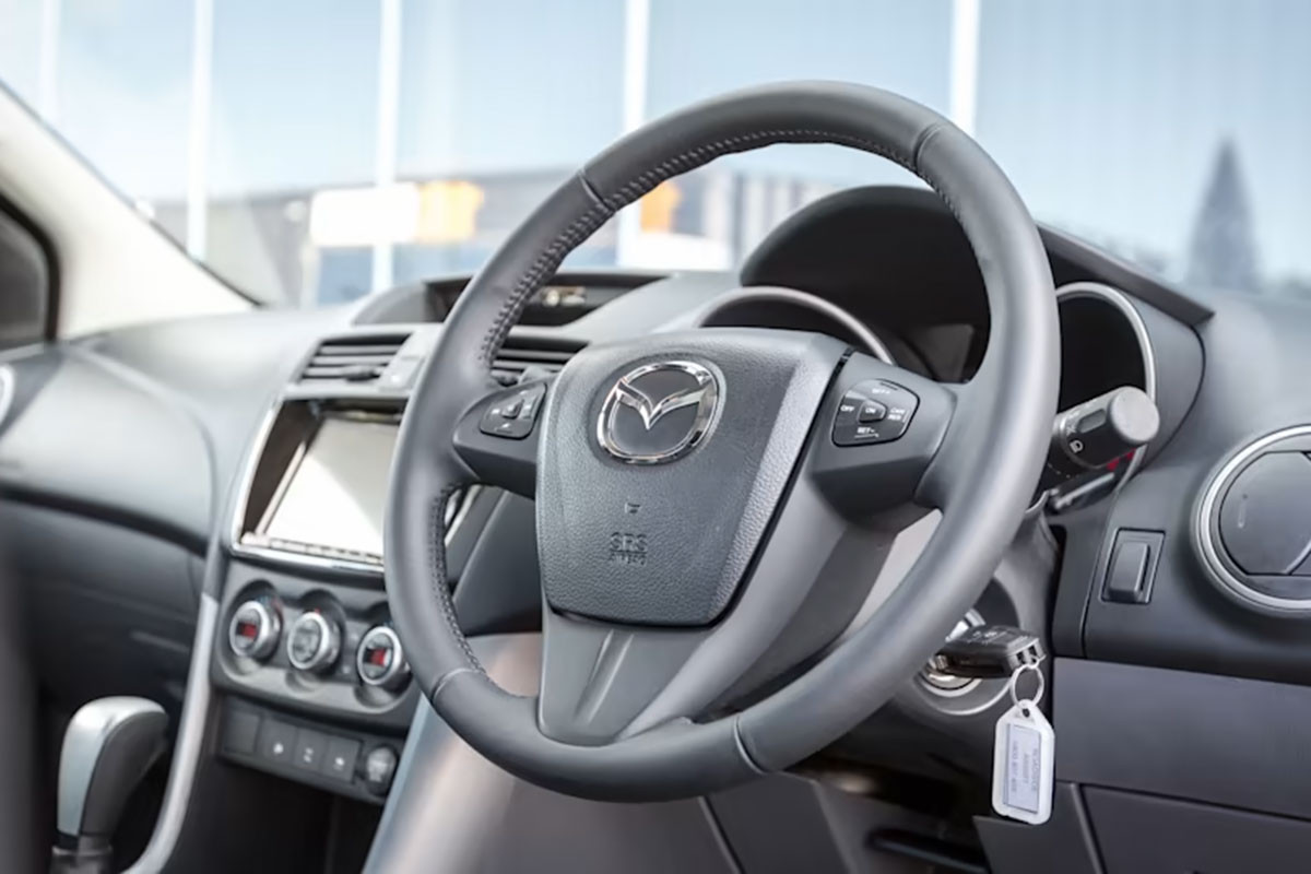 Màn hình cảm ứng và vô lăng Mazda BT-50 2021