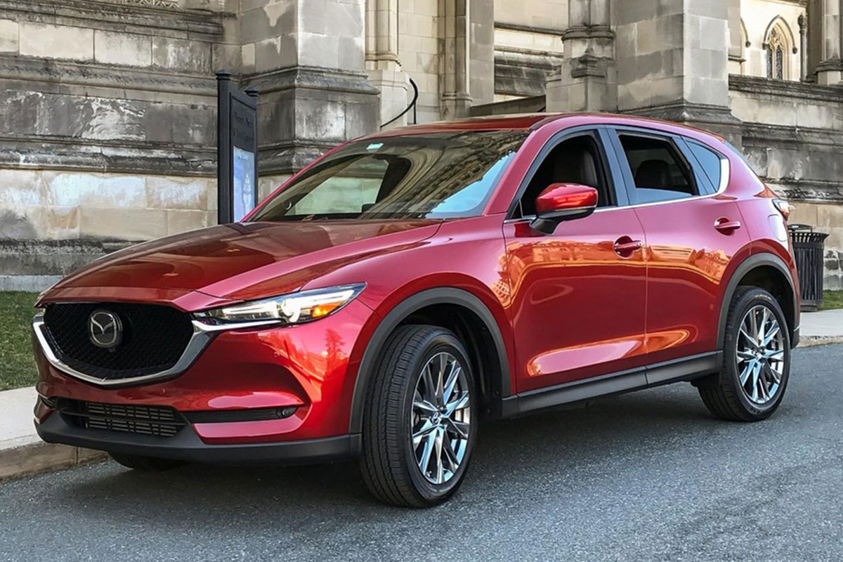 Hình ảnh góc ¾ phía trước của Mazda CX-5 màu trắng