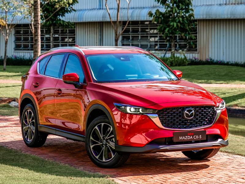 Mazda CX-5 màu đỏ, mẫu xe ô tô gia đình 5 chỗ gầm cao phổ biến tại Việt Nam