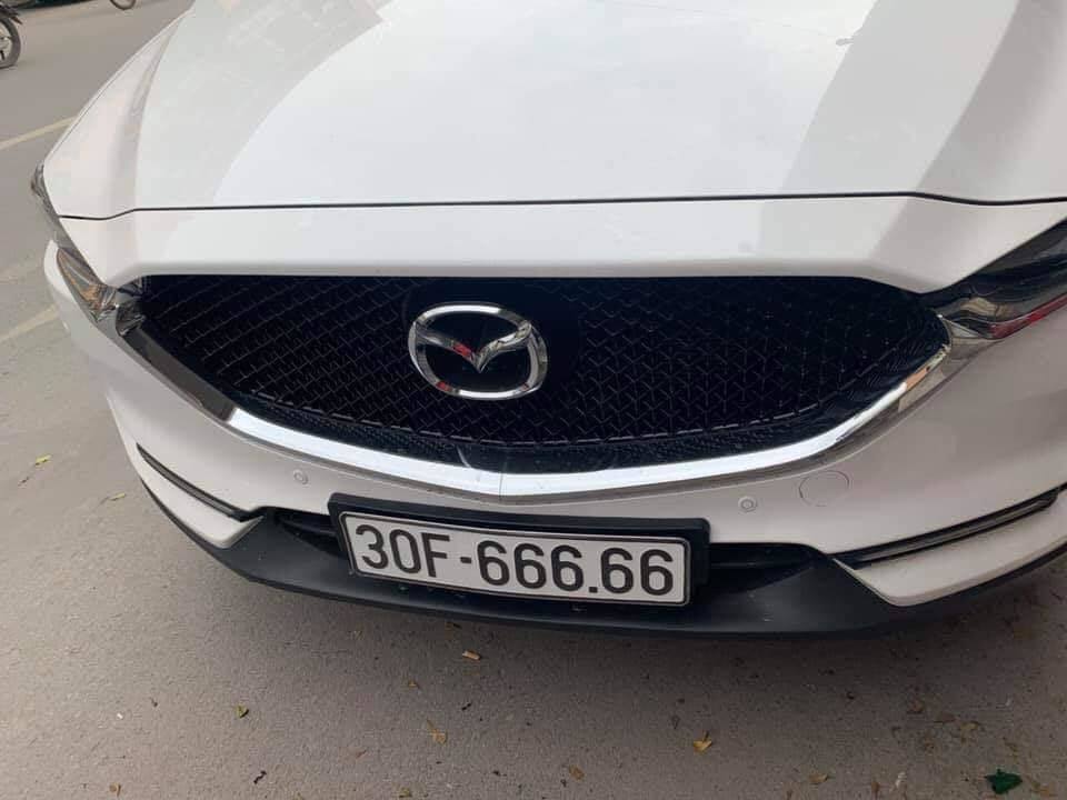 Hình ảnh một chiếc xe Mazda CX-5 màu đen với biển số đẹp