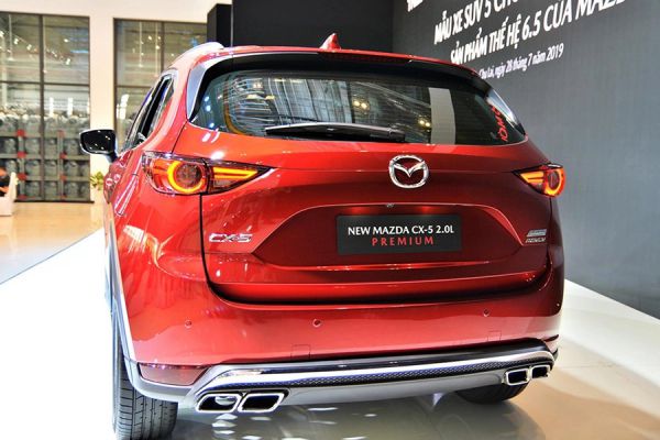 Hình ảnh xe Mazda CX-5 màu đỏ từ góc ngang