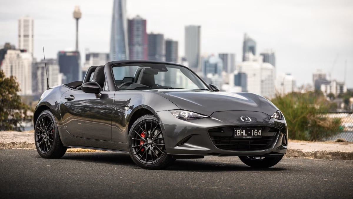 Xe ô tô mui trần Mazda MX-5 RF màu xám đỗ trên đường
