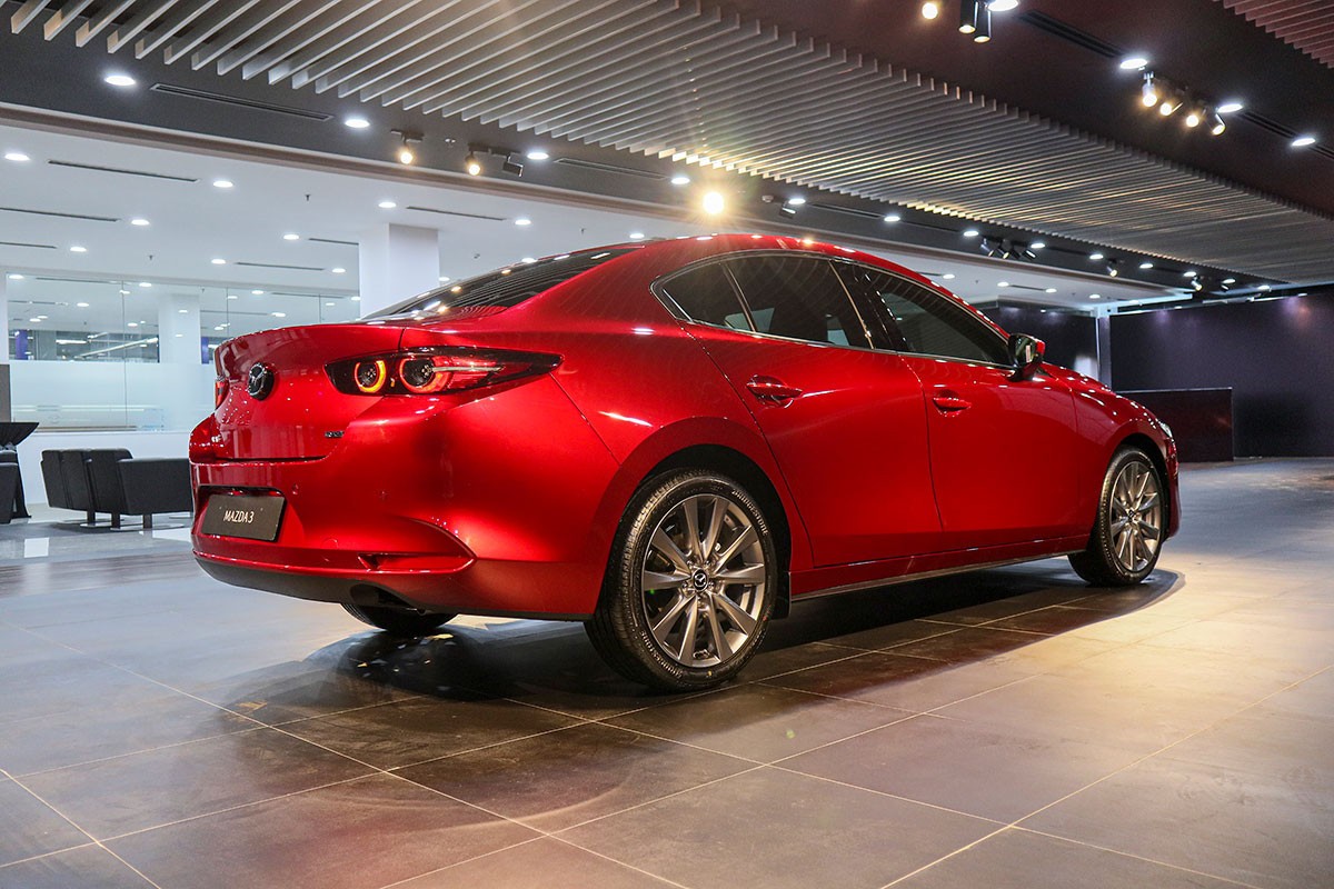Đuôi xe ô tô Mazda 3 Sedan với ống xả kép
