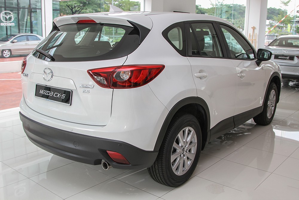Hình ảnh Mazda CX-5 đời cũ hơn, cho thấy sự phát triển thiết kế qua các năm