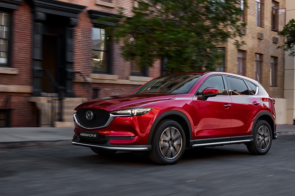 Hình ảnh một chiếc xe Mazda màu trắng, liên quan đến thương hiệu Mazda tại Việt Nam
