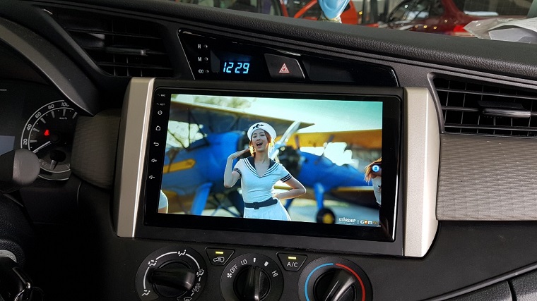 Người lái xe thao tác trên màn hình DVD Android xe Honda Civic