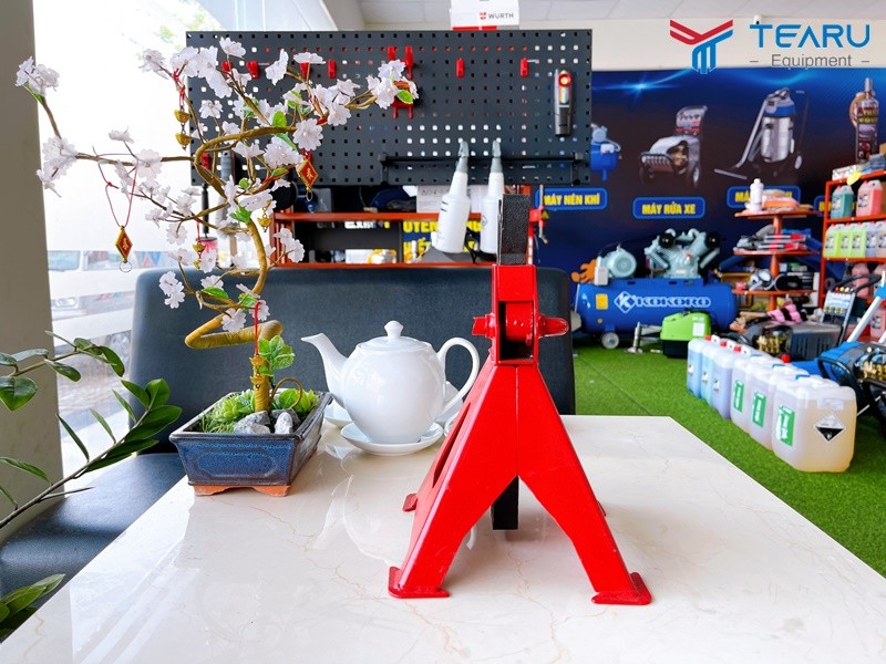 Thiết bị mễ kê xe ô tô trong garage sửa chữa