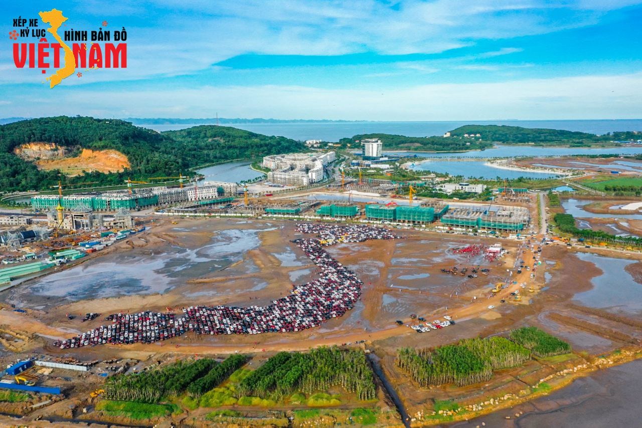 Buổi lễ chào cờ trang trọng trước sự kiện xếp hình xe ô tô