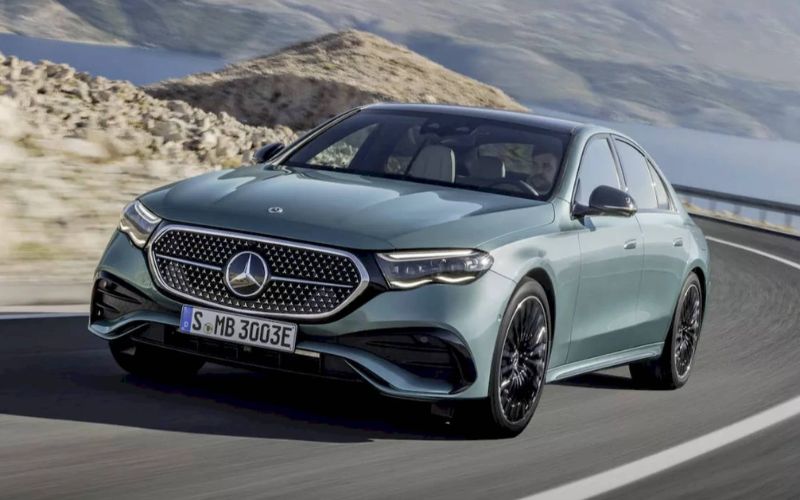 Mercedes E-Class sang trọng trên đường phố