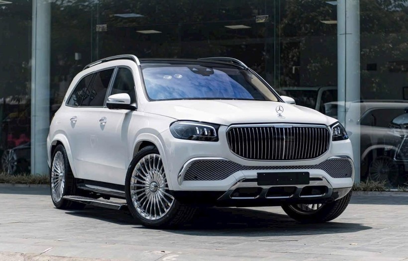 Hình ảnh chiếc Mercedes-Maybach GLS 600 4MATIC 2024 màu trắng đỗ bên ngoài