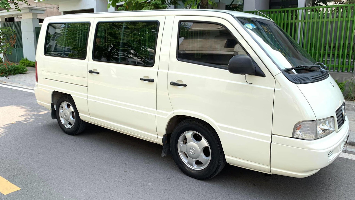 Nội thất rộng rãi của xe Mercedes Sprinter 9 chỗ cũ