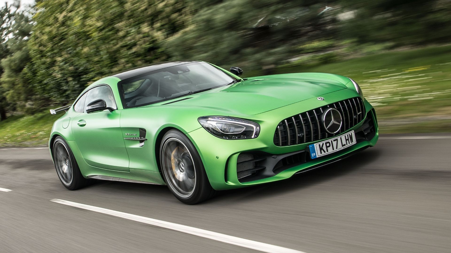 Xe thể thao hiệu năng cao Mercedes-AMG GT R màu xanh rêu