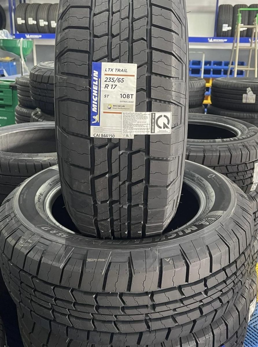 Lốp xe Michelin Primacy trên nền gạch.