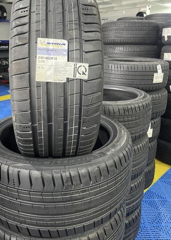 Lốp xe Yokohama BluEarth trên nền trắng.