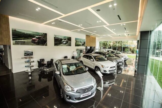 Đại lý xe ô tô Mitsubishi tại Hà Nội, Nhân viên Mitsubishi Kim Liên tư vấn khách hàng