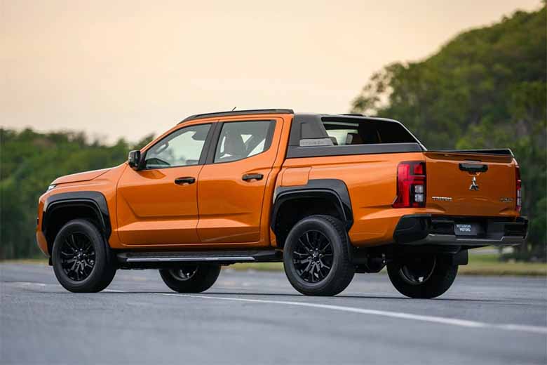 Mitsubishi Triton nhìn từ phía sau