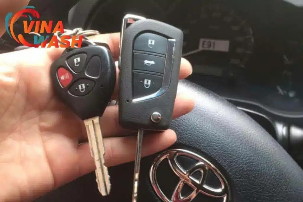 Người đàn ông tìm chìa khóa xe dự phòng trong nhà