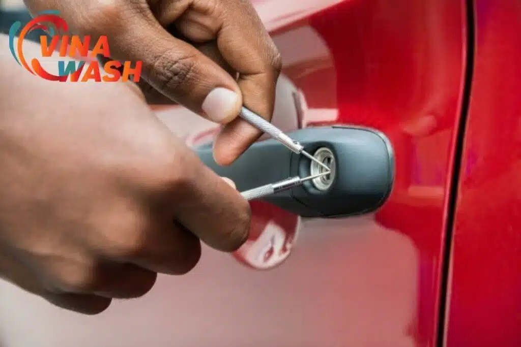 Thợ sửa khóa xe ô tô chuyên nghiệp đang thao tác với cửa xe