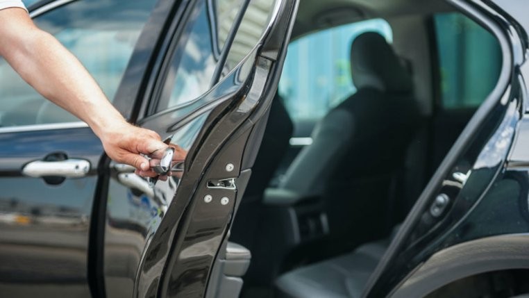 Lưu ý quan sát cẩn thận trước khi mở cửa xe ô tô