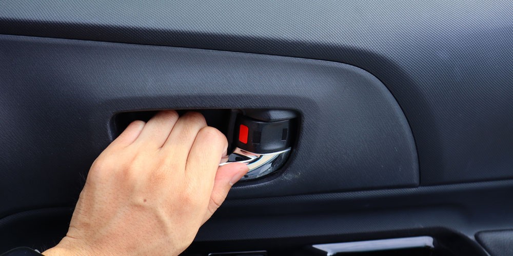 Hành khách mở cửa xe ô tô từ bên trong bằng núm xoay