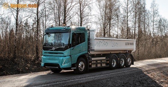 Một người đang lái xe tải trên đường cao tốc