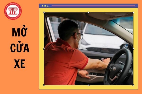 Người lái xe quan sát trước khi mở cửa xe ô tô