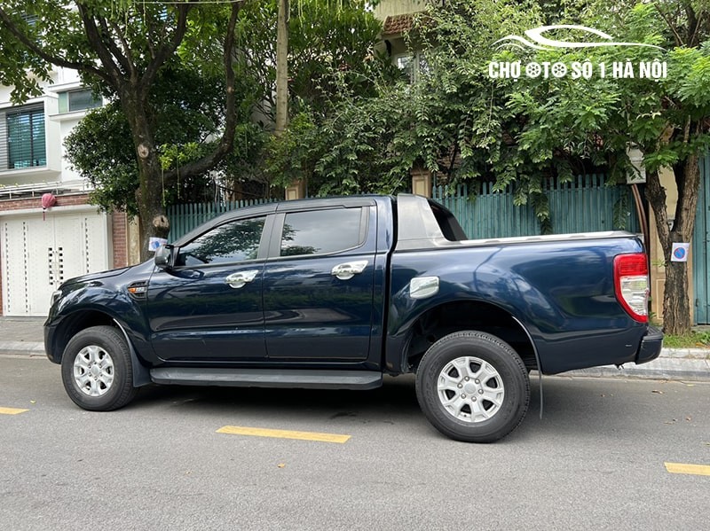Thân xe Ford Ranger XLS 2020 cũ nhìn từ bên hông, thể hiện kiểu dáng tải cabin kép
