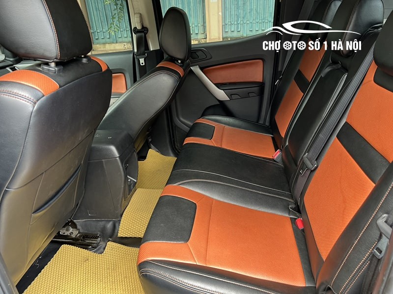 Hàng ghế sau rộng rãi của xe ô tô Ford Ranger XLS 2020 cũ
