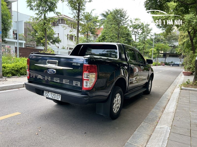 Đuôi xe ô tô Ford Ranger XLS 2020 cũ mạnh mẽ và thùng hàng rộng rãi