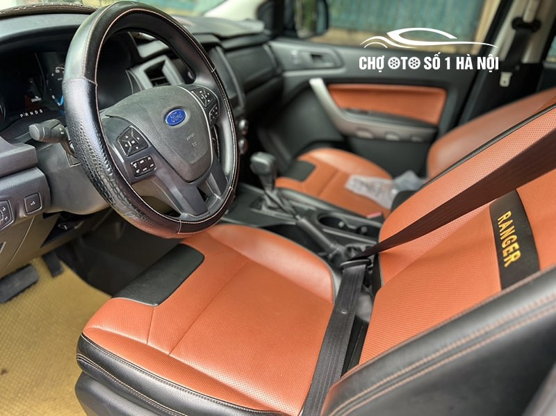 Khoang lái xe ô tô Ford Ranger XLS 2020 cũ với bố trí tiện nghi
