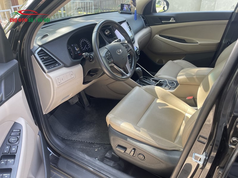 Nội thất khoang lái xe ô tô Hyundai Tucson cũ tiện nghi