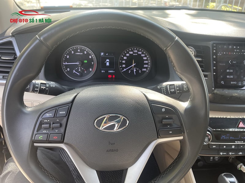 Vô lăng tích hợp điều khiển trên xe ô tô Hyundai Tucson cũ