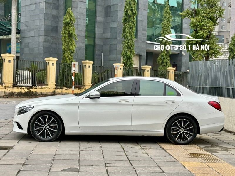 Thiết kế sườn xe Mercedes C200 cũ 2019 màu trắng