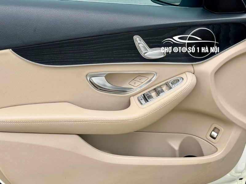 Chi tiết cánh cửa xe ô tô Mercedes C200 cũ 2019