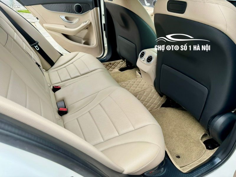 Hàng ghế sau rộng rãi của xe ô tô Mercedes C200 cũ 2019