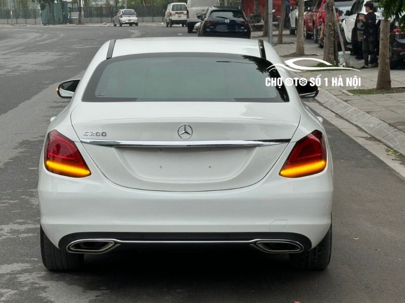 Đuôi xe ô tô Mercedes C200 cũ 2019 với cụm đèn hậu tinh tế