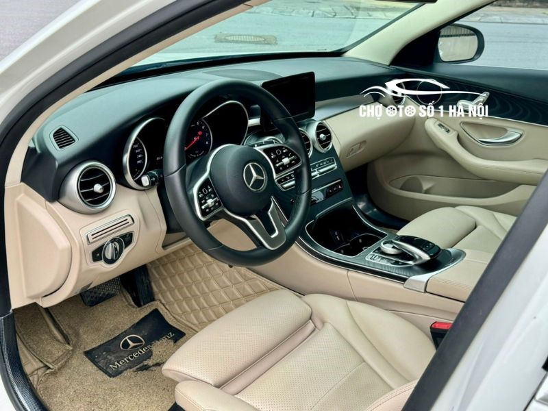 Không gian nội thất và hàng ghế đầu xe Mercedes C200 cũ 2019