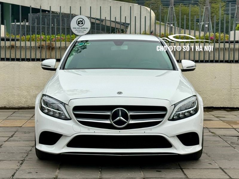 Đầu xe ô tô Mercedes C200 cũ đời 2019 màu trắng