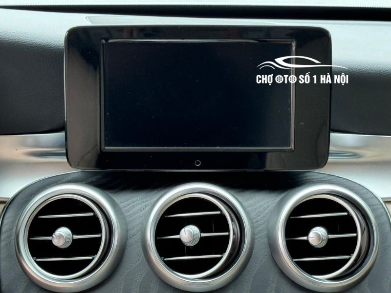 Bảng điều khiển trung tâm và các tiện nghi trên Mercedes C200 cũ 2019