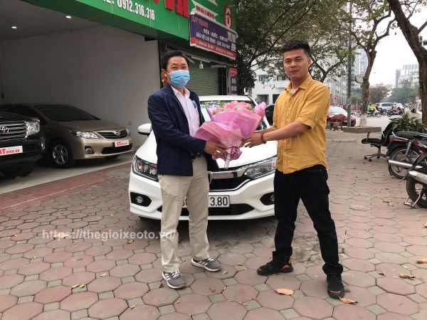 Hình ảnh hoạt động mua bán xe ô tô cũ tại một showroom
