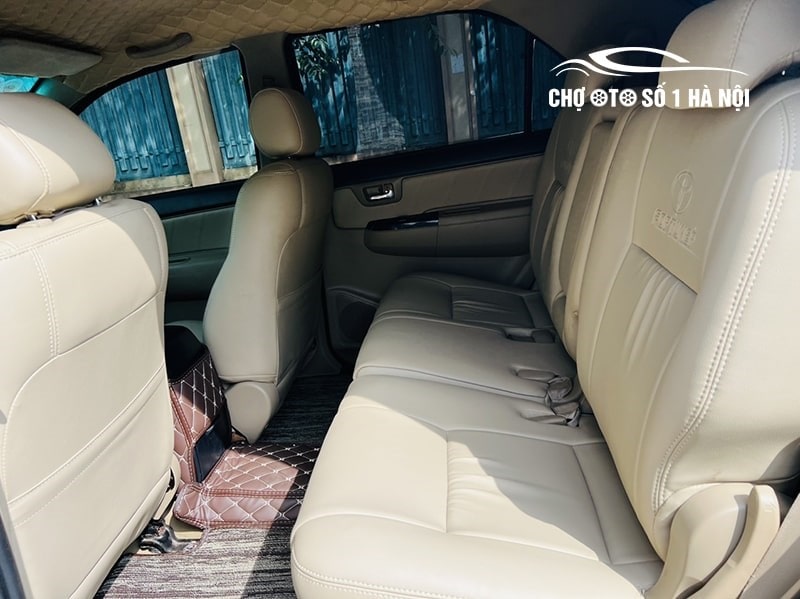 Hàng ghế sau Toyota Fortuner 2015 cũ rộng rãi