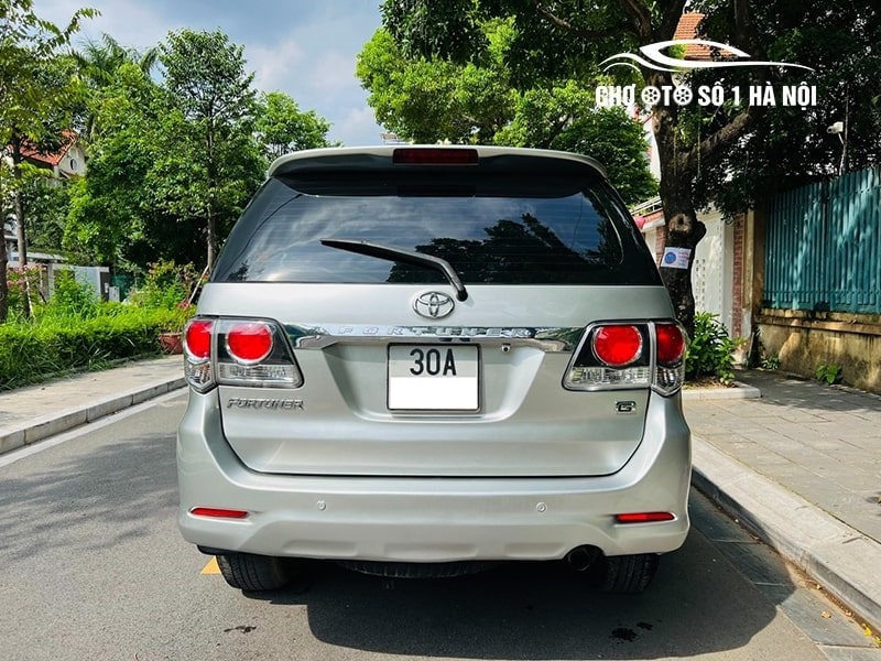 Đuôi xe Toyota Fortuner 2015 cũ hiện đại